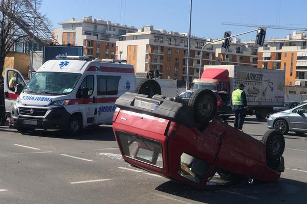 AUTO SE PREVRNUO NA KROV KOD ERPORT SITIJA! Karambol na Novom Beogradu! (FOTO) (VIDEO)