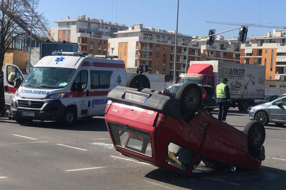 AUTO SE PREVRNUO NA KROV KOD ERPORT SITIJA! Karambol na Novom Beogradu! (FOTO) (VIDEO)