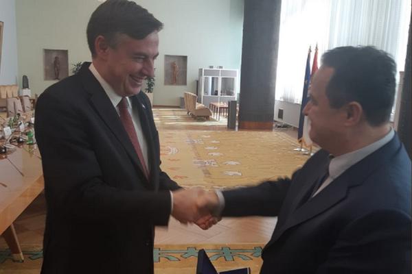 MEKALISTER SE POHVALIO DAČIĆU SPECIJALNOM KRAVATOM! Kada je video šta na njoj piše srpski ministar se oduševio