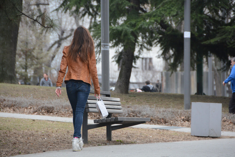 Žena šeta po lepom danu
