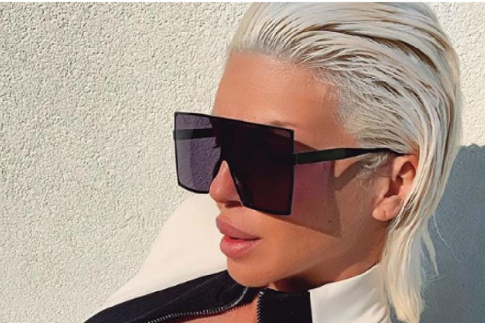 NASTAVLJA SA PERVERZIJAMA! JK izbacila DŽINOVSKE GRUDI, pa uputila JASNU PORUKU! (FOTO)