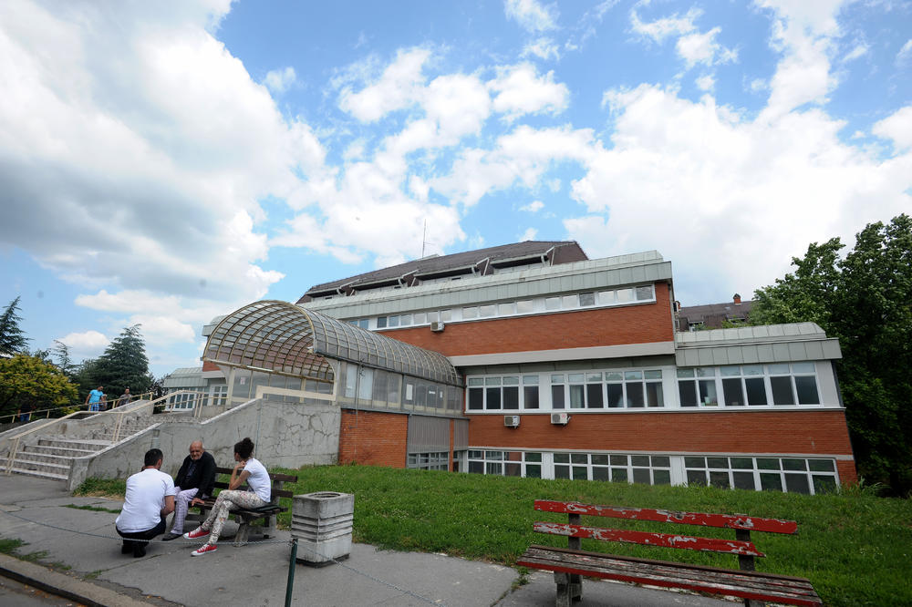 DA TI ZVIZNEM GLAVU, DA TI PROCURI MOZAK: Doktor medicinsku sestru DAVIO, ČUPAO I VUKAO po ordinaciji