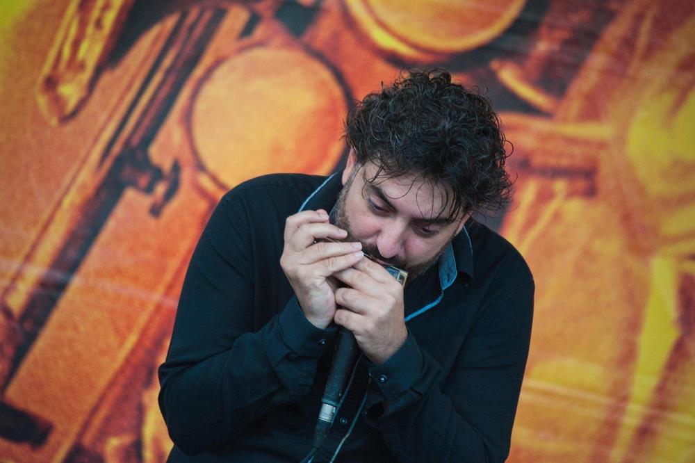 ANTONIO SERANO NA KOLARCU: Usna harmonika na neočekivani način