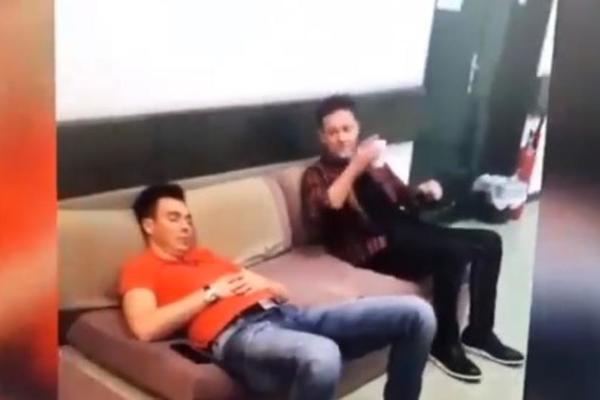 TOLIKO MU JE BILO ZANIMLJIVO? Pevač ZASPAO usred Beovizije! Svi gledaju i NE VERUJU! (VIDEO)
