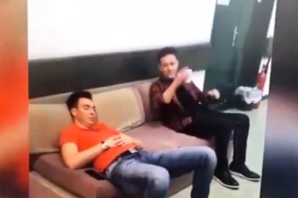 TOLIKO MU JE BILO ZANIMLJIVO? Pevač ZASPAO usred Beovizije! Svi gledaju i NE VERUJU! (VIDEO)