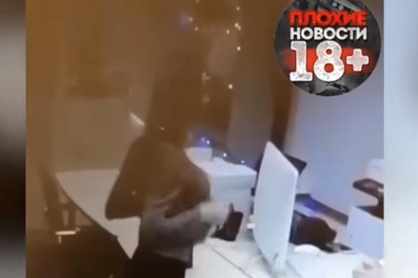 PODIGLA MAJICU DA BI JOJ ODOBRILI KREDIT: Radnik banke postupio je kao pravi džentlmen! (VIDEO)