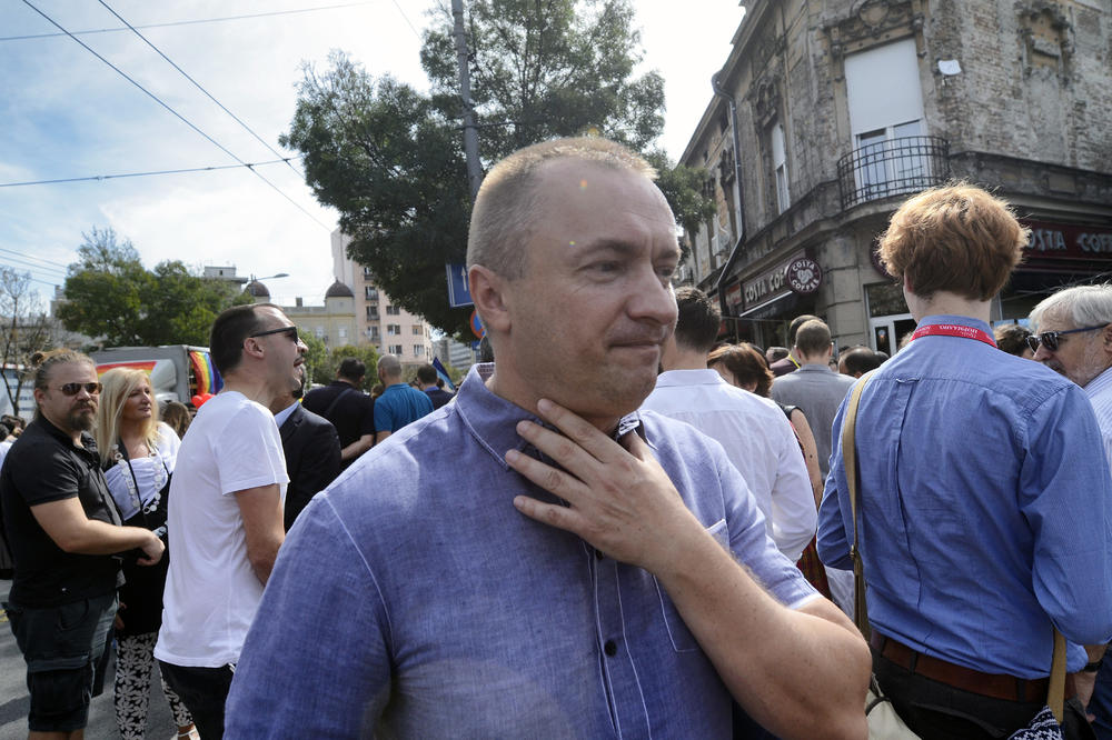 SVE SU USPELI DA UNIŠTE, SJEBU I POKRADU! Pajtić tvitnuo o posterima koji su OSVANULI U NS i POKRENUO LAVINU