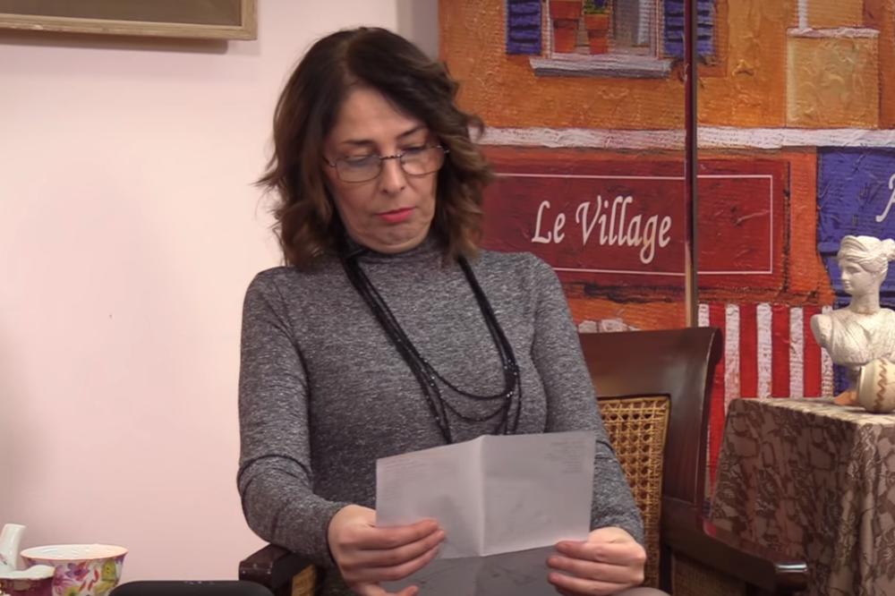 POSLANICA DJB VODITELJKI GLEDALA NATALNU KARTU USRED EMISIJE: Otkrila joj kad će se udati, Tviteraši je uništili