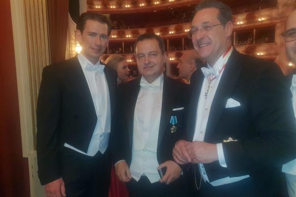 DAČIĆ U LEPTIR-MAŠNI I FRAKU DELIO AUTOGRAME U OPERI! Kurc, Štrahe i Han stali u red za slikanje sa Ivicom (FOTO)