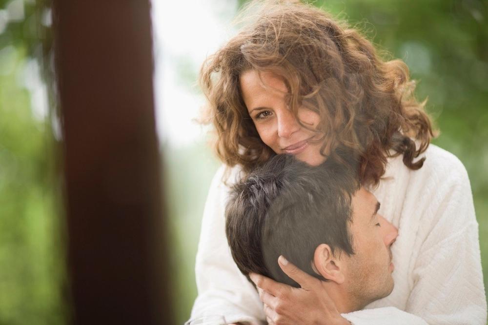NIJE ZBOG PARA: Evo zašto lepe devojke padaju na ružne momke, IZNENADIĆETE SE, BAŠ!