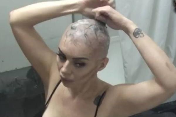 ZERINA OTKRILA ZAŠTO JE OBRIJALA GLAVU: Nisam više mogla da gledam kako mi OPADA KOSA... Evo na šta sluti! (VIDEO)