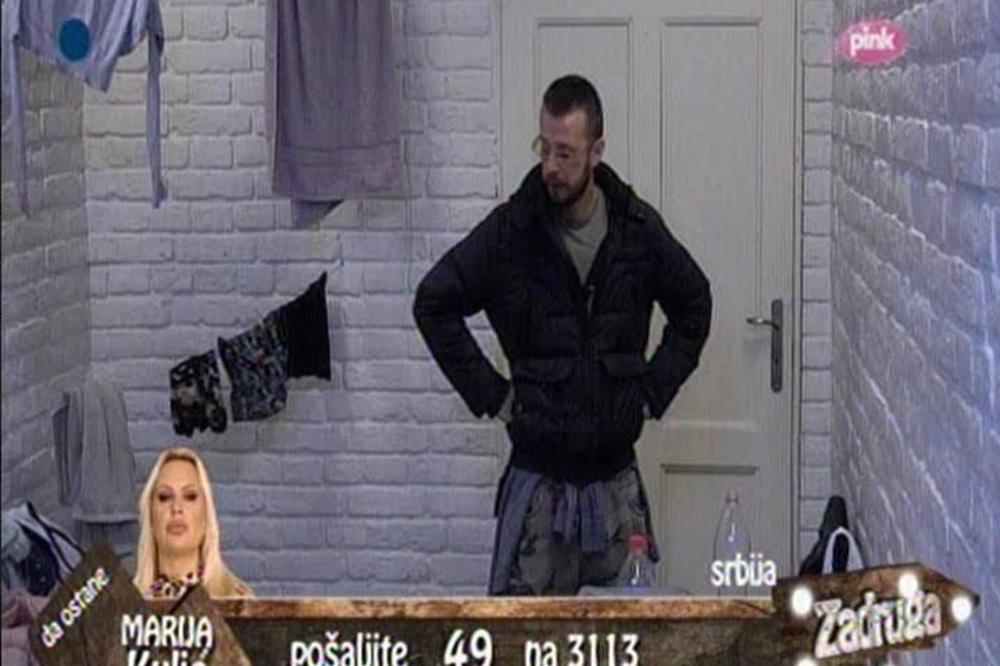 VLADA SE PLAŠI CIMERKE: Molio Lepog Miću da ga pusti da spava u dnevnoj sobi! NE SME da legne pored ĆELAVE Zerine!