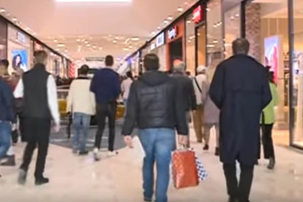 FILMOVI ZA ODRASLE PUŠTENI U SRPSKOM TRŽNOM CENTRU I IZAZVALI HAOS! Niko nije mogao da veruje šta vidi svojim očima