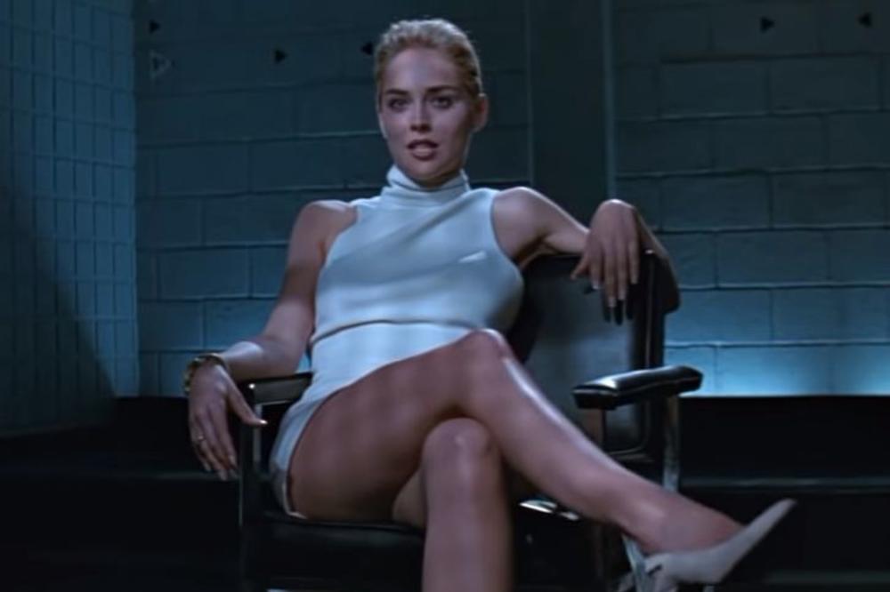 STIŽE EKSPLICITNA VERZIJA KULTNOG FILMA: Šeron Stoun ne može da ZAUSTAVI NISKE STRASTI XXX! KAKVE SCENE! (VIDEO)