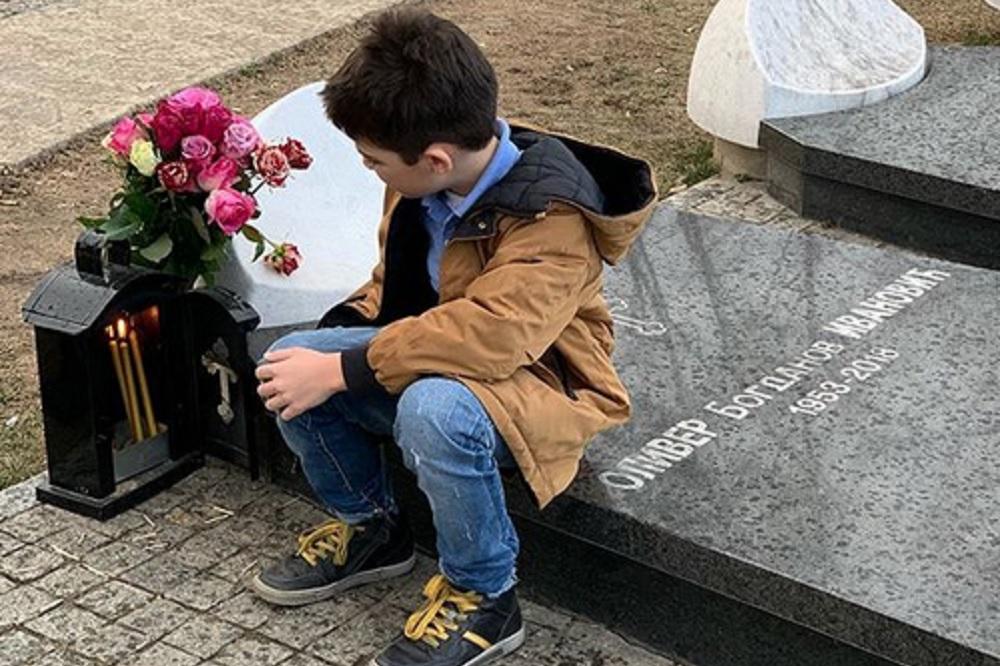 MALI BOGDAN SEDI NA GROBU SVOG UBIJENOG OCA, A SUZE SAME TEKU! Njegove reči Oliveru Ivanoviću potresle su Srbiju
