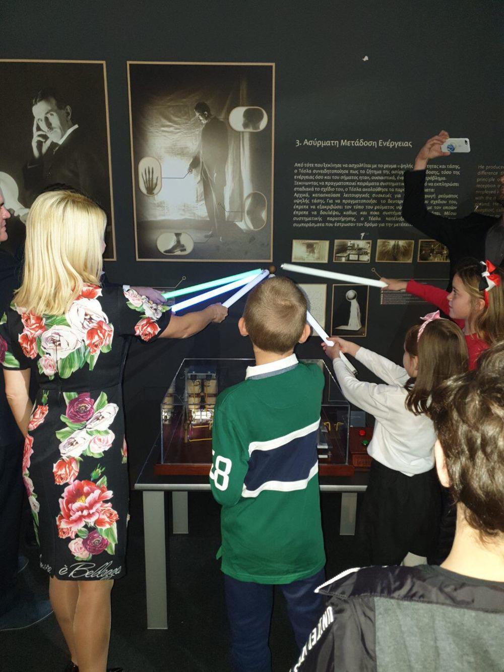 Ivona sa najmađim posetiocima izložbe  