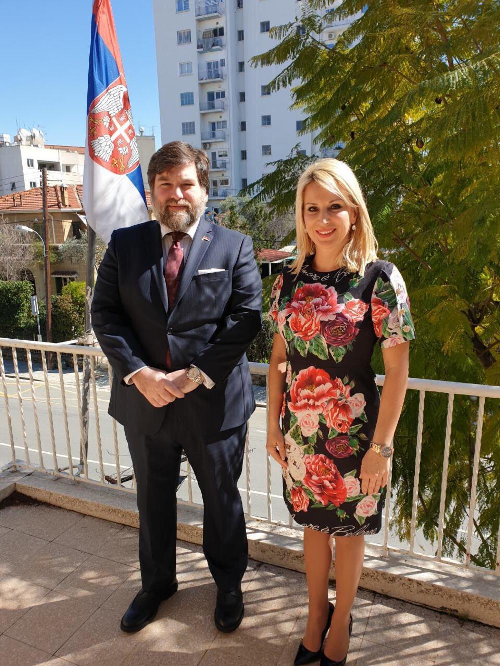 Ambasador Srbije na Kipru Marko Blagojević  i direktorka muzeja Ivona Jevtić  