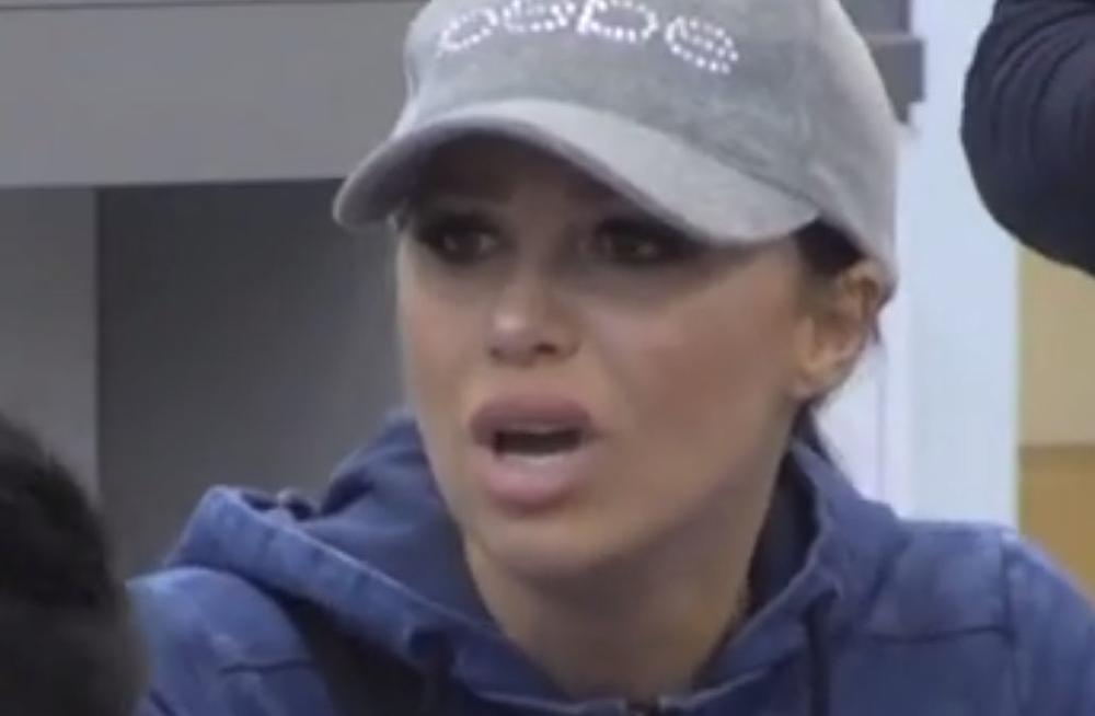 Stanija kipti od besa