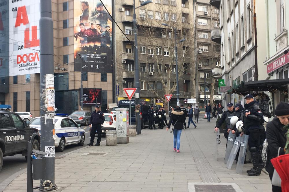 NA SLAVIJI RACIJA, ALI ZBOG PEŠAČKOG PRELAZA! Osmorica policajaca kažnjavaju one koji OVDE prelaze ulicu! (FOTO)