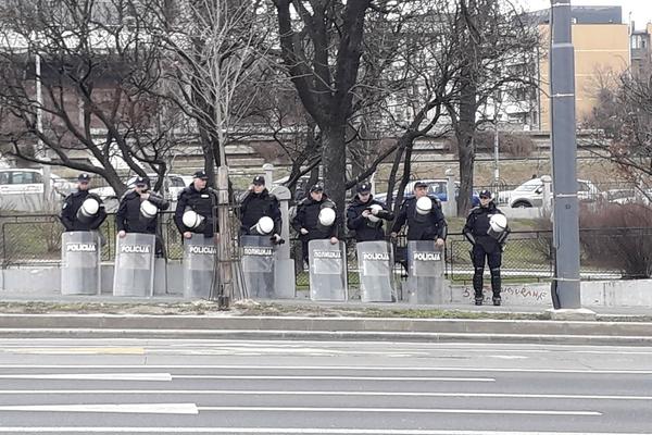 NISU DOBILI ODOBRENJE DA SE BRANE: 1.000 huligana napalo policajce pred derbi, a sad je otkriveno šta se desilo!