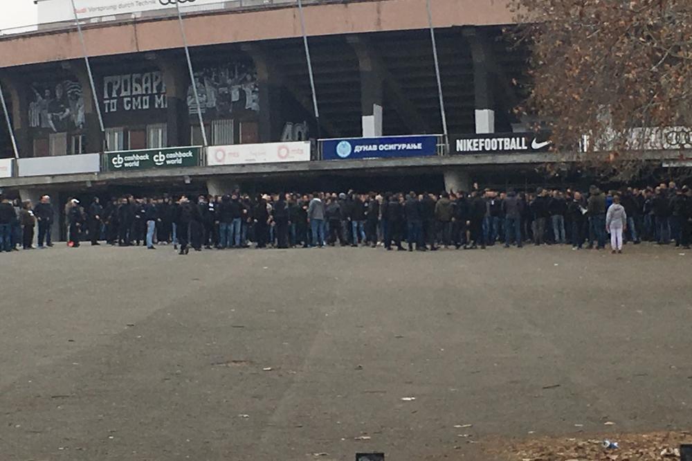 DO DERBIJA JE OSTALO SAT I PO, A ONI SU VEĆ POČELI: Grobari udarili na Delije kod stadiona Partizana!