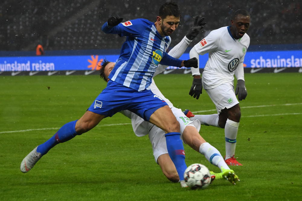 GRUJIĆ DRŽI HERTU: Srbi nameštali golove, Ajntraht u poslednjim sekundama do pobede! Petarda Bajerna!