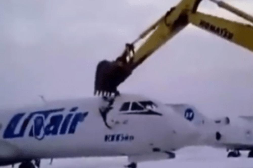 DALI OTKAZ RADNIKU NA AERODROMU, PA ODMAH ZAŽALILI: Čovek seo u BAGER, pa napravio totalni HAOS! (VIDEO)