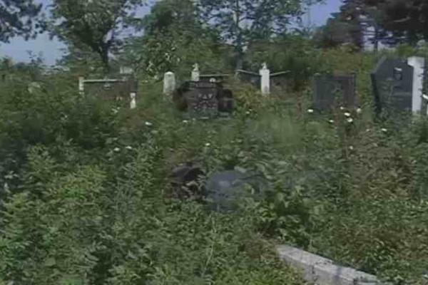 JEZIVA SCENA NA ZADUŠNICE U PRIŠTINI: Srbi su se jedva probili do grobova NAJMILIJIH, a onda ih sačekao ŠOK! (FOTO)