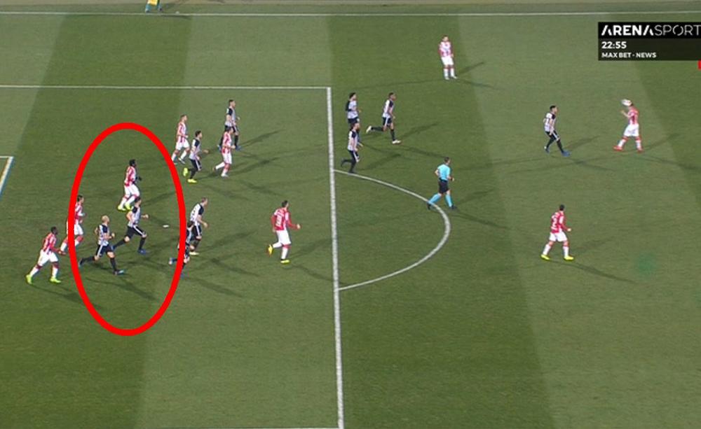Trenutak dodavanja lopte ka El Fardu Benu pokazuje da ofsajda nije bilo