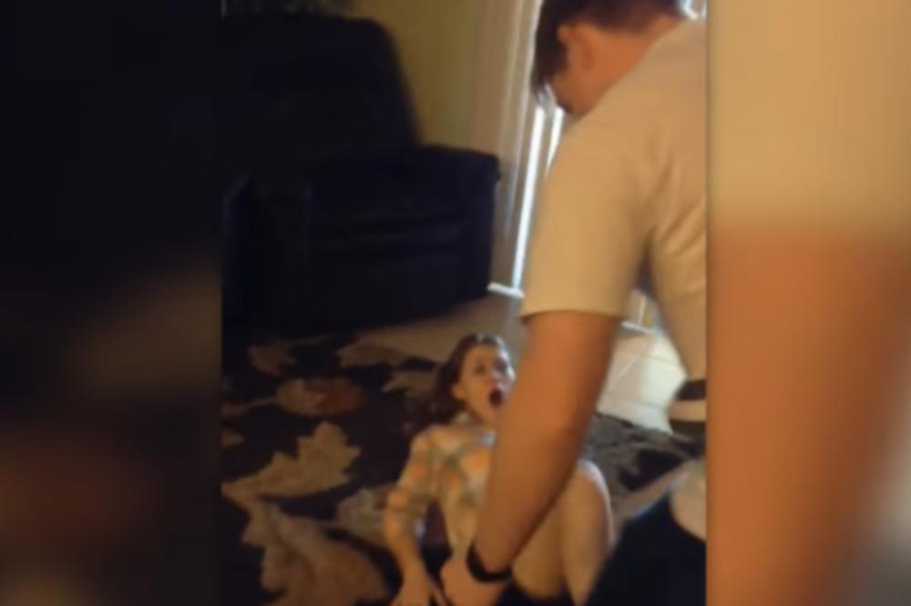 DEVOJKA UGLEDALA SVOG BRATA IZA SEBE: Kada je bolje pogledala NJEGOVO LICE, zastao joj je dah! (VIDEO)