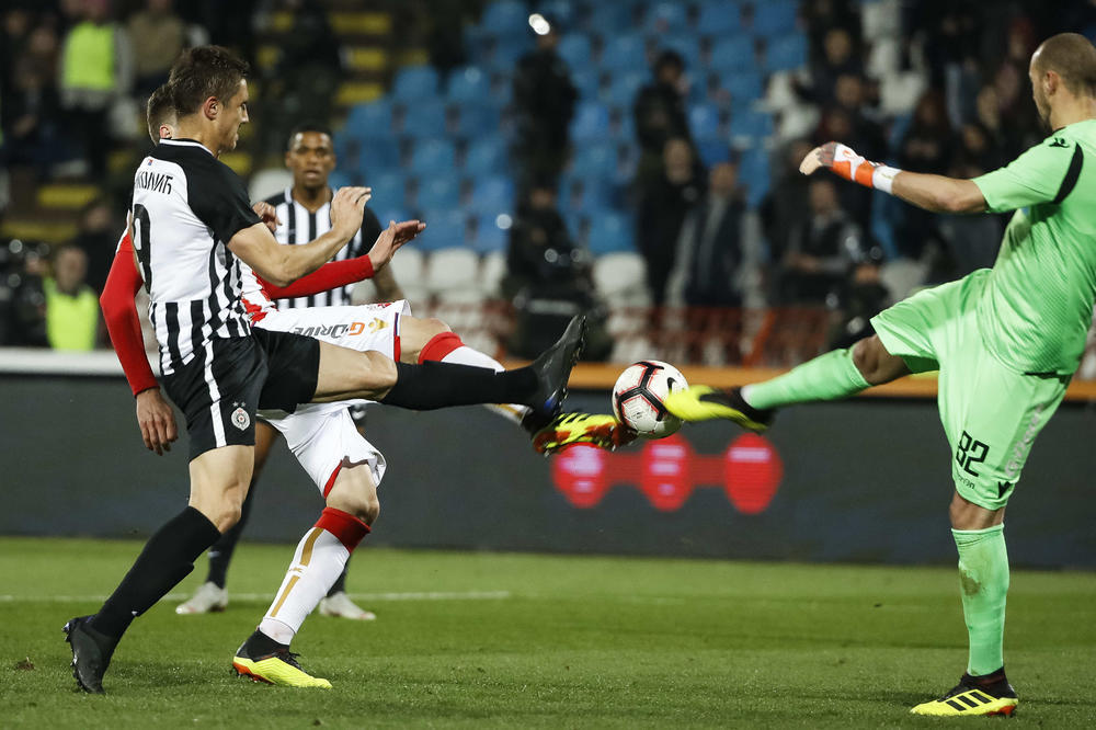 JOŠ JEDAN DERBI O KOM ĆE SE PRIČATI: Ne može bez sudijskih grešaka, Pavkov spasio Zvezdu iz kandži Partizana!