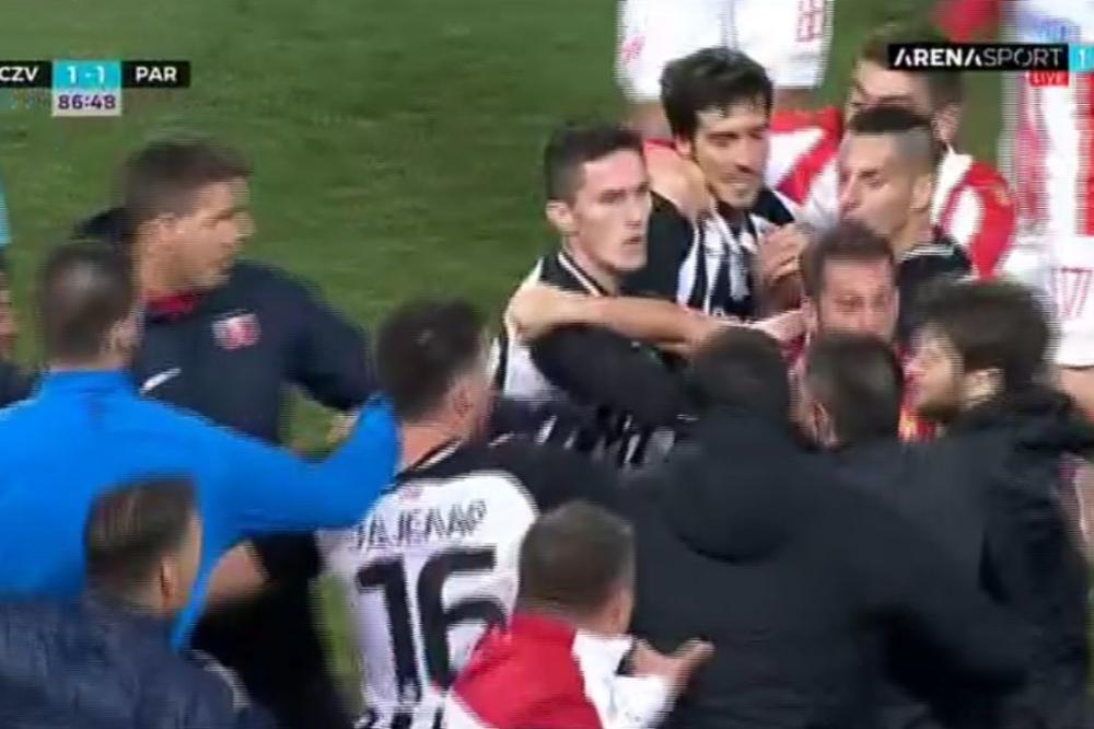 TUČA NA DERBIJU, ULETELE OBE KLUPE: Nikolić namerno laktom udario Stojkovića, Čaušić ga odmah uhvatio za gušu!