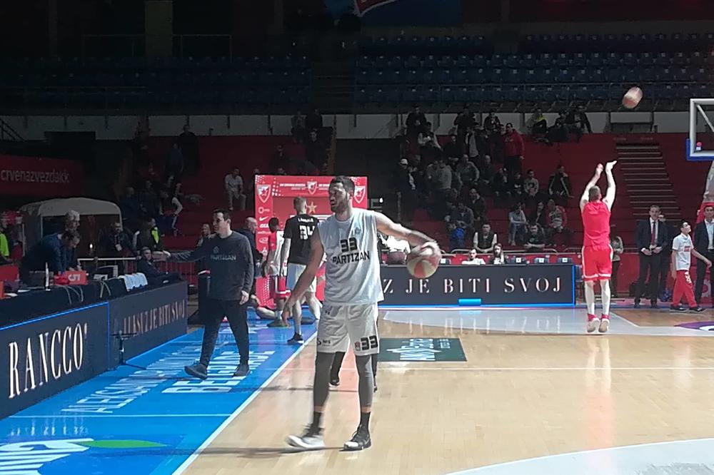 NIJE NI SLUTIO ŠTA ĆE SE DESITI: Janković ostao sam na zagrevanju pred Derbi, a onda su na scenu stupile Delije!