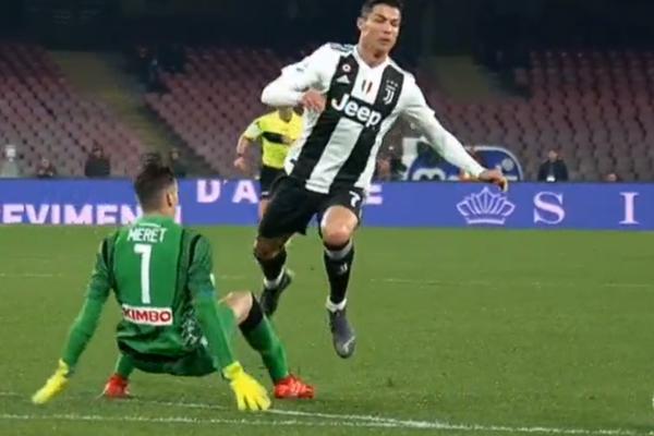 SRAMOTA U NAPULJU: Faul za Staru damu zbog sudara dva njena igrača, a onda i nepostojeći crveni karton!