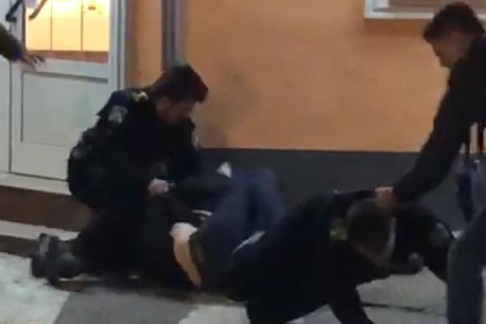 OVAJ SNIMAK ŠIRI SE BALKANOM: Mladići tuku POLICAJCE U UNIFORMAMA, šutiraju ih i maltretiraju! (VIDEO)