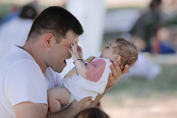 OČEVI U SRBIJI ZABORAVILI DA IMAJU PRAVA NA PORODILJSKO ODSUSTVO? Jako mali broj tata koristi ovu MOGUĆNOST!