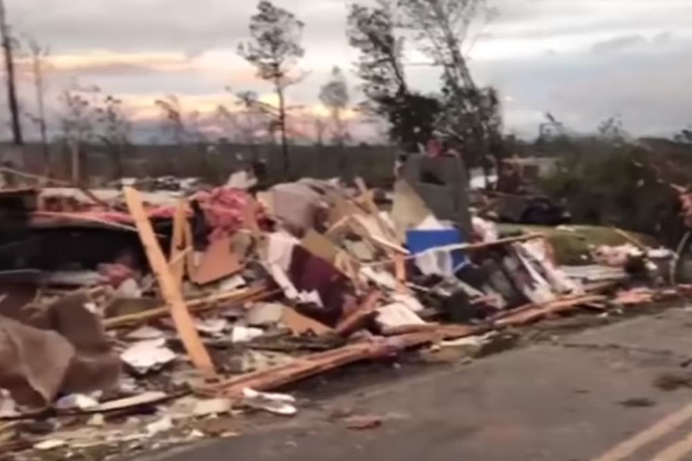 TORNADO ODNEO 23 ŽIVOTA U ALABAMI: Ovo je najveća količina ruševina koja je viđena! (VIDEO)