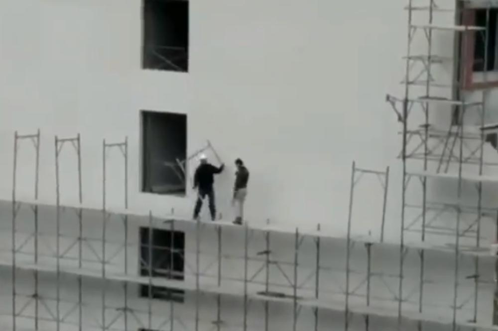 KOLIKO VREDI ŽIVOT U SRBIJI?  Radnici na 10. spratu gradilišta na NBG ŠETAJU PO SKELI BEZ ZAŠTITNE OPREME (VIDEO)