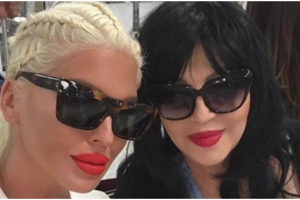 KARLEUŠI ĆE PUĆI SRCE KADA VIDI OVU FOTOGRAFIJU: Od malena je bila vezana za MAJKU, a ova slika govori VIŠE OD REČI