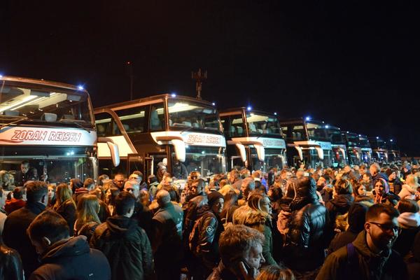 IZ JAGODINE ZA BEČ OTPUTOVALA DOSAD NAJVEĆA DELEGACIJA: Masovna poseta glavnom gradu Austrije