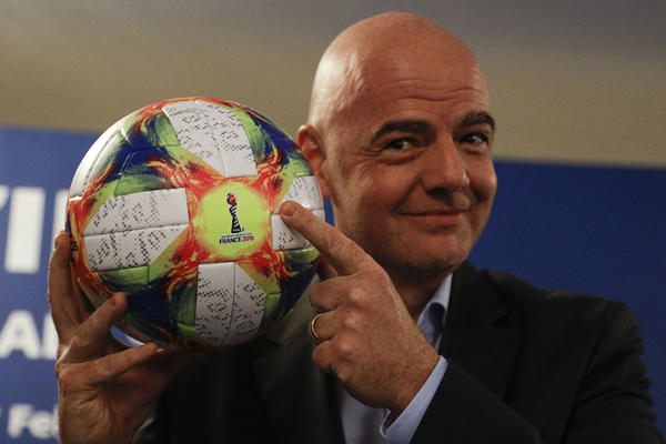 INFANTINO SE NIPOŠTO NE ODRIČE ZARADE: Moramo da imamo navijače u Kataru! KOVID će dotad biti pobeđen!