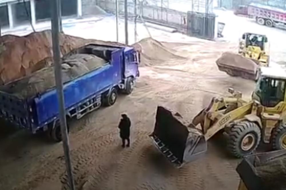 JEZIVI SNIMAK SA GRADILIŠTA: Bagerista umalo UBIO upravnicu na užasan način! (VIDEO)