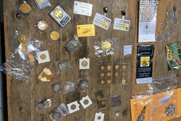 NAPUNIO JE DŽEPOVE DUKATIMA I ORDENJEM I MISLIO DA ĆE PROĆI: Carinici su mu na granici zaplenili VREDNU ROBU (FOTO)