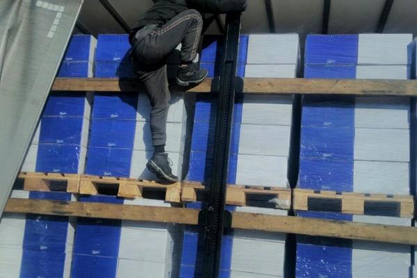 MIGRANTI UMALO UMRLI U HLADNJAČI: Vozač je carinicima prijavio da čuje zvuke u kamionu! UNUTRA SU IMALI ŠTA DA VIDE