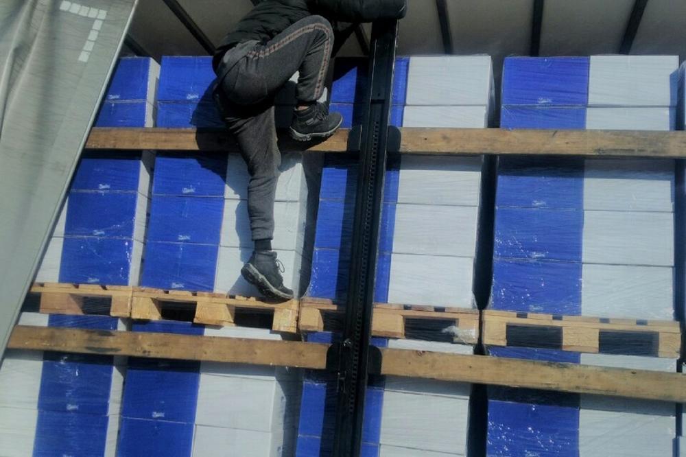 MIGRANTI UMALO UMRLI U HLADNJAČI: Vozač je carinicima prijavio da čuje zvuke u kamionu! UNUTRA SU IMALI ŠTA DA VIDE