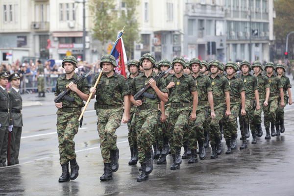 ZA DOBROVOLJNO SLUŽENJE VOJNOG ROKA VEĆ SE PRIJAVILO 670 KANDIDATA: Navode se ove PREDNOSTI odlaska u vojsku!