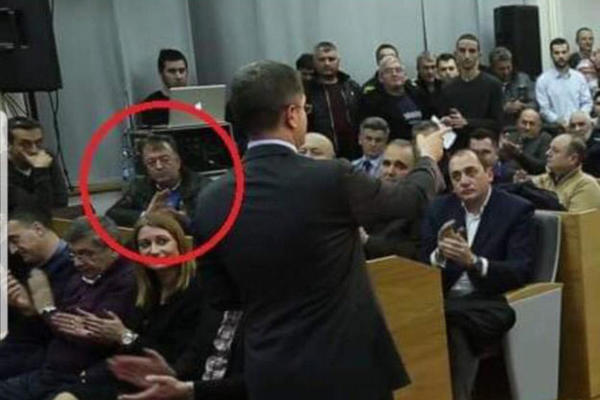 JUTKA NIJE SAMO ZLOSTAVLJAČ, ON JE I PRELETAČ! U isto vreme radio kampanju za Jeremića i Vučića! OVA FOTKA JE DOKAZ