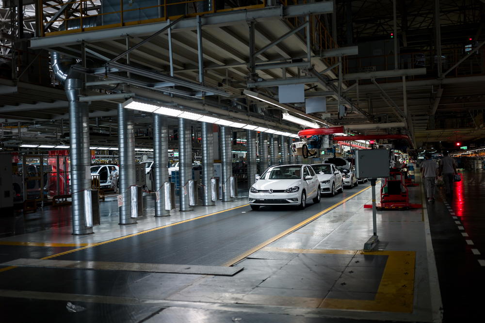 RADNICI WOLKSWAGENA ZAKLJUČANI U FIRMI U ŠANGAJU: Evo kako provode vreme, kompanija pronašla način da ih ZABAVI!