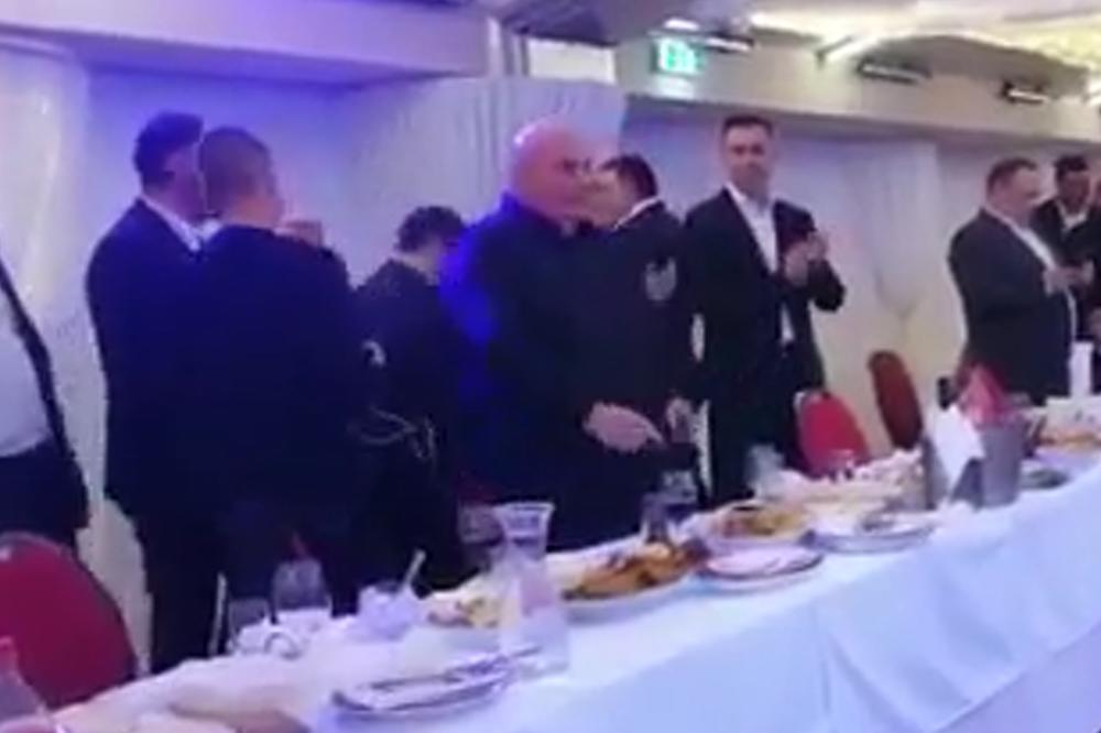 OVAKVOG PALMU DA SADA NISTE VIDELI: Kada je ĐANI zapevao, nije mogao da prestane da igra (VIDEO)