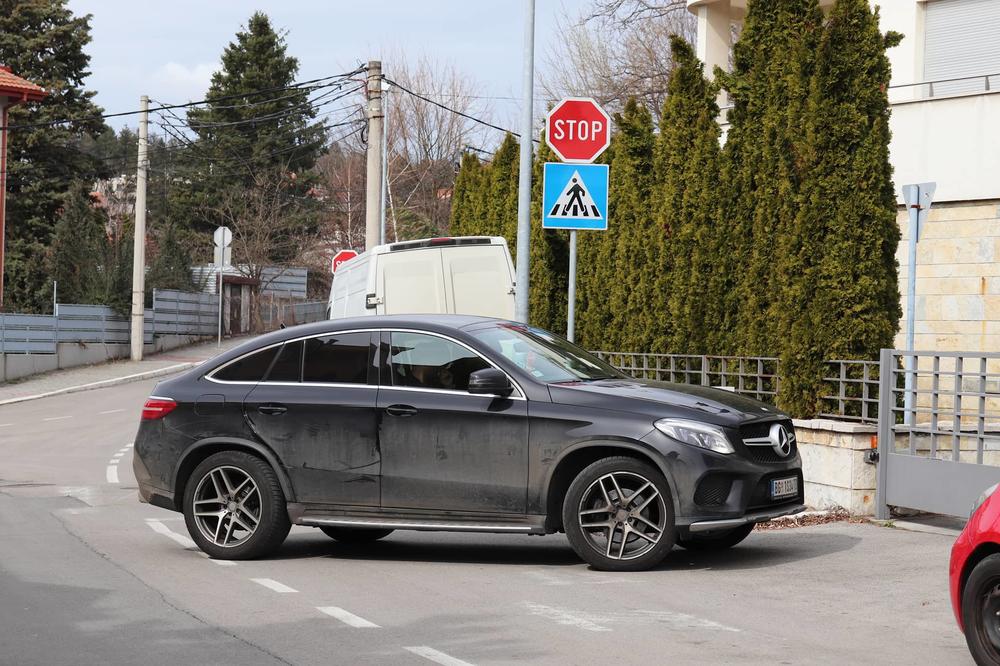 STIGAO DUŠKO IZ KINE! I ON JE NEDAVNO IZGUBIO OCA: Pevačicin muž doleteo u Beograd da pruži podršku voljenoj!